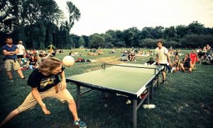 Den Funsport-Ausgleich zum entspannten Mitwippen auf den Liegestühlen bietet das Kopfballtischtennis Headis. Foto: Sarah Healey