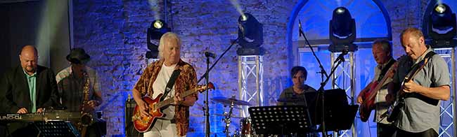 Die "BohrmaschineBerghofenBand" alias Tafelband rockte für die Dortmunder Tafel. Bild: Hans Joswig