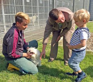 Ein kleines Wollknäuel freute sich über Streicheleinheiten durch Birgit Zoerner und den kleinen Piet. Fotos: Joachim vom Brocke