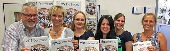 Vielfalt erleben - das neue VHS-Programm ist erschienen. V.l.n.r.: Dr. Roderich Grimm, stellvertretender Direktor, Britta Bollermann, Bianca Baumhögger, Nurten Altunbas-Alpaslan, Esther Schütz, Joanna Kalytta. Foto: Joachim vom Brocke