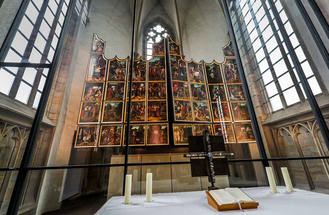 Der prachtvolle Antwerpener Flügelaltar der St. Petri-Kirche ist als das „Goldene Wunder“ bekannt. Fotos: Stephan Schuetze