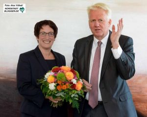 Vom DEW21-Aufsichtsratsvorsitzenden bekam Heike Heim Blumen zum Einstand.