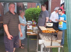 Michael Hinz und Annette Jochem haben das Geschehen am Grill voll im Griff.