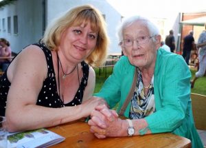 Sophie Schimmel (r.) und Angelika Burmeister treffen sich Jahr für Jahr bei den sommerlichen Veranstaltungen.