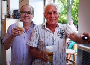 Die Männer am Zapfhahn: Peter Schumacher (l.) und Jürgen Czanetzki.