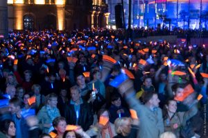 Besucher der Dortmunder DEW21-Museumsnacht bringen den Friedensplatz mit Leuchtstäben von DEW21 zum Strahlen. Foto: Bernd Schmuck