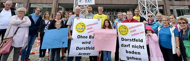 Auch vor der Ratssitzung warb die Bürgerinitiative für den Standort Kortental. Foto: Alex Völkel