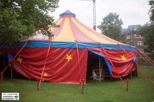 Das neue Zelt des "Circus Soluna" steht auf einer Wiese neben dem Dietrich-Keuning-Haus.