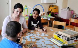 Die Kinder können mit den Erzieherinnen lernen und verschiedenste Spiele spielen