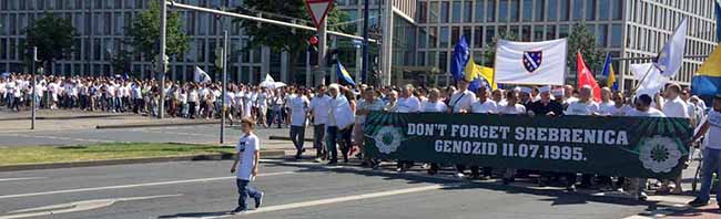Mit einem Friedensmarsch erinnern die bosnischen Gemeinden in NRW unter dem Dachverband IGBD (Islamische Gemeinschaft der Bosniaken in Deutschland e.V. ) am heutigen Samstag (8. Juli 2017) ab 14.45 Uhr in Dortmund an das Genozid in Srebrenica in 1995.