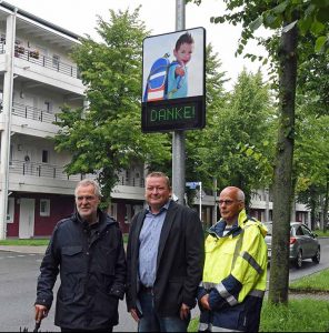 Haben das „freundliche“ Hinweisschild in Betrieb genommen (v.l.): Baudezernent Martin Lürwer, Martin Baranowski (Sierzega Elektronik GmbH) und Frank Spies (Tiefbauamt). Foto: Stadt Dortmund