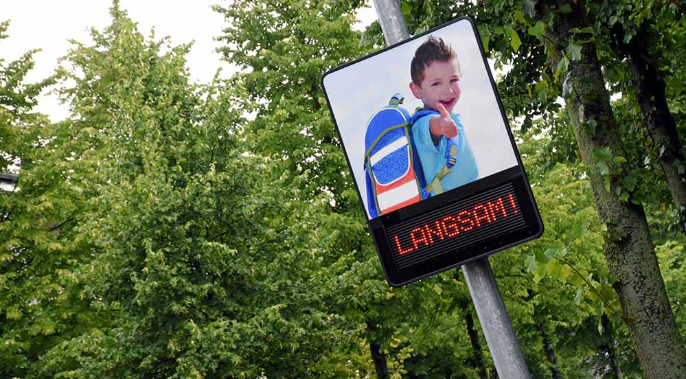 Das sogenannte Dialogdisplay gibt den Autofahrerinnen eine Rückmeldung zur Geschwindigkeit. Fotos: Stadt Dortmund