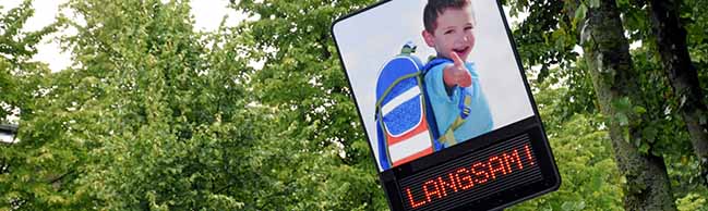 Das sogenannte Dialogdisplay gibt den Autofahrerinnen eine Rückmeldung zur Geschwindigkeit. Fotos: Stadt Dortmund