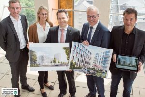 Architekt Christoph Klüsserath (links), mit Laura Trautmann, Axel-Rainer Hoffmann, Dietmar Bläsing und Stephan Tocholski vom Volkswohl Bund.