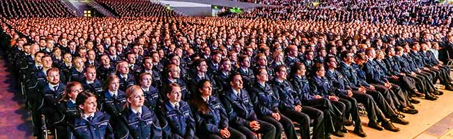 Die 1.920 Polizistinnen und Polizisten des Einstellungsjahrgangs 2016 haben in der Dortmunder Westfalenhalle ihren Eid auf die Landesverfassung geschworen.