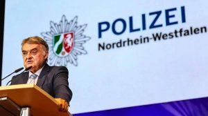 Der neue NRW-Innenminister Herbert Reul begrüßt die neuen PolizistInnen.