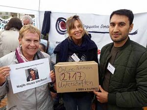 Unterschriftensammlung: Initiatorin der Petition Birgit Körner Herwig, Sigi Czyrt und Najib beim Münsterstraßenfest.