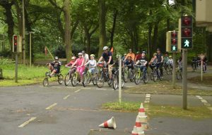 Die Organisatoren der Sternfahrt sind mit Kindern eine Runde auf dem Verkehrsübungsplatz gefahren.