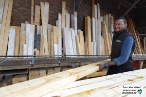 Ugwu Obodoewu Williams macht seine Ausbildung als Sachlagerist bei Holz Kummer. Fotos: Alex Völkel