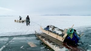 Der Film „ThuleTuvalu“ behandelt das Schmelzen des Eises Grönlands und den Wasserspiegel-Anstieg an der Insel Tuvalu.