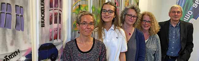 14 Jugendliche präsentieren im Hoeschmuseum ihre Kunstwerke. Von vorne nach hinten: Almut Rybarsch-Tarry (Künstlerin), Lisa Marie Hühn (Teilnehmerin), Tanja Melina Moszyk (Künstlerin), Claudia Möller (begleitende Pädagogin, Michael Dückershoff (Hoesch-Museum)