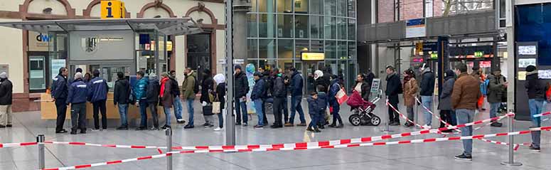 Eine Warteschlange von Geflüchteten in der Berswordthalle - eine von drei Warteschlange in der Ausländerbehörde in Dortmund.