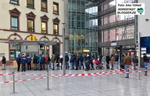 Eine Warteschlange von Geflüchteten in der Berswordthalle - eine von drei Warteschlange in der Ausländerbehörde in Dortmund.