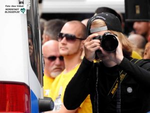 Die Neonazis nutzten die Zeit, um möglichst viele Fotos der AntifaschistInnen zu machen.