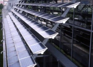 Nicht nur auf Dächern, sondern auch auf Fassaden können Solarpanele installiert werden.
