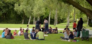 Der "Stern im Norden e.V." veranstaltet die "Sommerzeit im Hoeschpark". Die Kinder können spielen, lernen und bekommen Mittagessen.