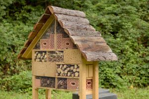 Die Kinder haben bereits ein Insektenhotel gebaut.