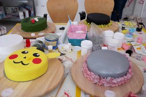 Vintage-Stil in grau-weiß oder ein knallgelber Pokemon: Für jeden Anlass lässt sich aus Fondant etwas formen.