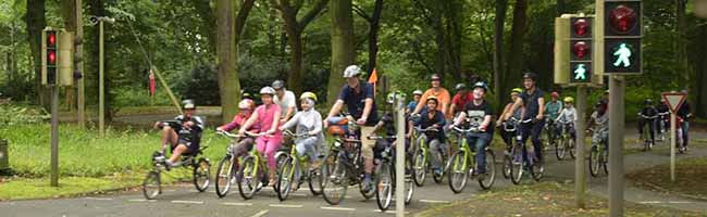 Die Organisatoren der Sternfahrt sind mit Kindern eine Runde auf dem Verkehrsübungsplatz gefahren.