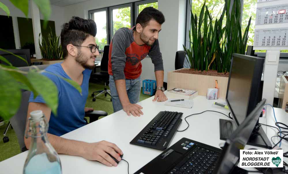 Muhamed Ali Abdulaziz  und Mohamed Ali Natoura haben einen Ausbildungsplatz als Fachinformatiker für Anwendungsentwicklung ergattert. Fotos: Alex Völkel