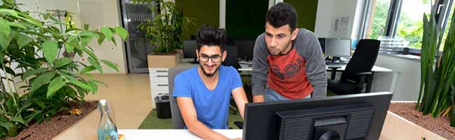 Muhamed Ali Abdulaziz  und Mohamed Ali Natoura haben einen Ausbildungsplatz als Fachinformatiker für Anwendungsentwicklung ergattert. Fotos: Alex Völkel