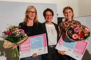 Kunstpreisträgerin Sonja Kuprat (li.) und Förderpreisträgerin Silke Schönfeld (re.) mit DEW21-Chefin Heike Heim.