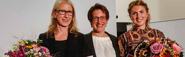 Kunstpreisträgerin Sonja Kuprat (li.) und Förderpreisträgerin Silke Schönfeld (re.) mit DEW21-Chefin Heike Heim.
