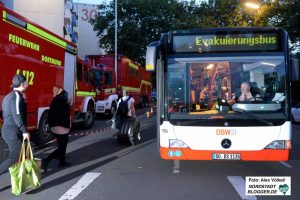 Wer keine andere Bleibe hatte, konnte mit einem Bus zur Helmut-Körnig-Halle fahren.