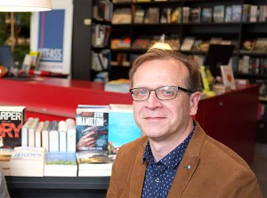 Karsten Schulz, Geschäftsführer der Buchhandlung Litfass, hofft auf mehr Toleranz des Ordnungsamts beim Ein- und Ausladen von Büchern.