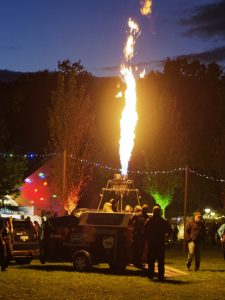 Die geplante Show der Heißluftballons, das beliebte Nachtglühen, musste leider ausfallen. Lediglich eine „Kerze“, wie die Ballonfahrer die nackte Flamme aus dem Brenner nennen, erleuchtete ab und zu das Feld.