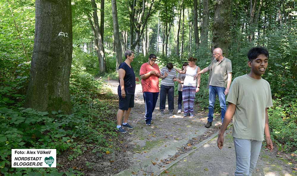 Die Naturerkundung ist in der Waldgruppe für Menschen mit Behinderung im Haus Kunterbunt Lütgendortmund sehr wichtig.