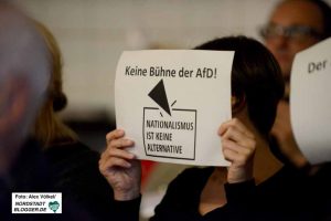 AntifaschistInnen ließen den AfD-Kandidaten nicht zu Wort kommen. Fotos: Alex Völkel