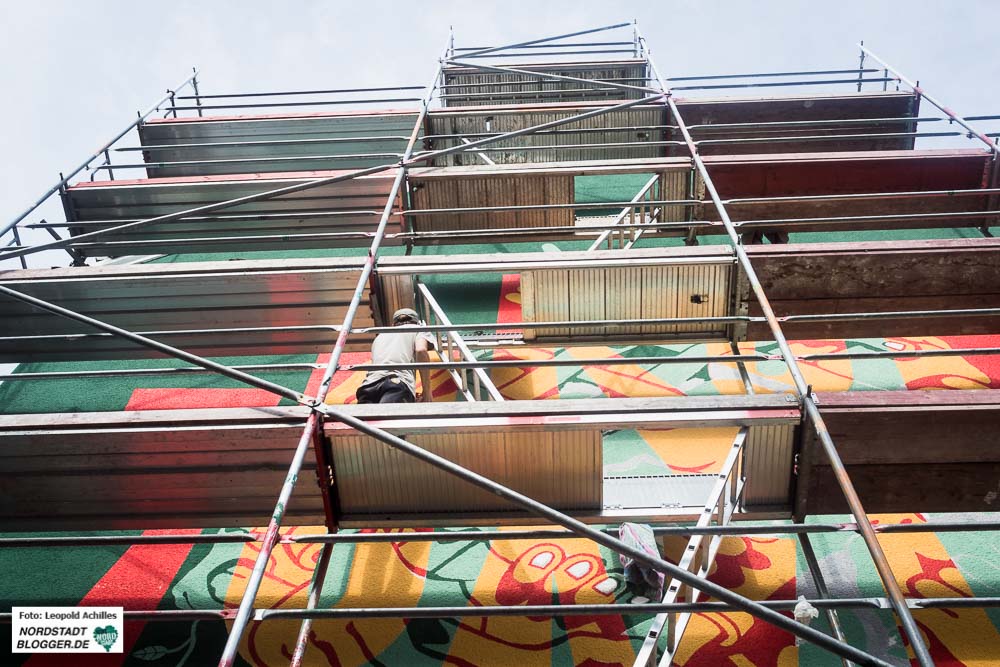 An der Piepenstock- Ecke Chattenstraße entsteht ein großes Kunstwerk. Die Künstler Oliver Mark und Joe Madisia gestalten die Hauswand dabei sehr farbenfroh in Handarbeit. - Foto: Leopold Achilles