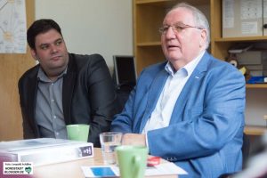 Carlos Böck, Kommissarischer Schulleiter der Petri-Grundschule und Professor Winfried Pinninghoff, Kuratoriumsvorsitzender der Karl-Kolle-Stiftung Foto: Leopold Achilles