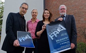 Ulf Schlüter (Superintendent des Ev. Kirchenkreises Dortmund), Prof. Dr. Helene Skladny (Ev. FH Rheinland-Westfalen-Lippe), Guila Arnold (Ev. Kirchengemeinde Altenbochum-Laer) und Prof. Dr. Gerhard Schäfer (Ev. FH Rheinland-Westfalen-Lippe) stellen das Licht-Wort-Projekt "Erleuchtet" anlässlich des 500. Reformationsjubiläums vor.