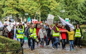 2017.10.08 Dortmund Demozug für Roma und Familienfest im Keuning-Haus  auf dem Foto: Start des Demozugs auf dem Nordmarkt. Von dort ging es über die Nordstrasse zum Keuning-Haus