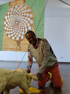 Aimé Mpané im Museum für Kunst- und Kulturgeschichte anläßlich der Vorstellung seiner Ausstellung