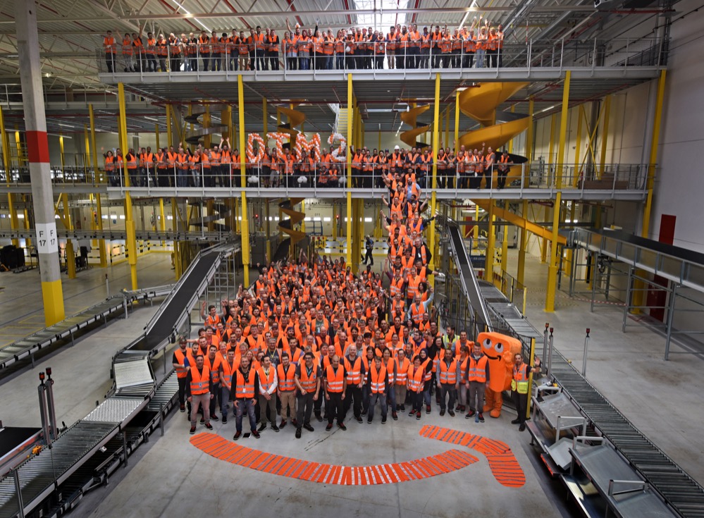 Das Team von Amazon Dortmund - der Logistiker hat viele neue Arbeitsplätze geschaffen.