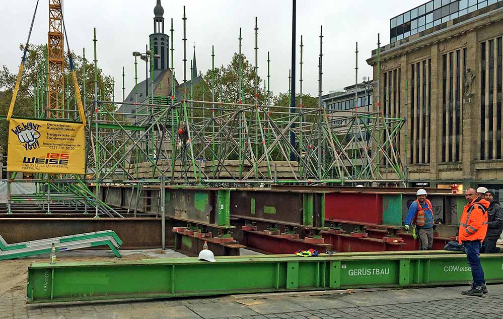 Das Grundgerüst für den 21. Riesen-Weihnachtsbaum steht bereits. Fotos: Joachim vom Brocke
