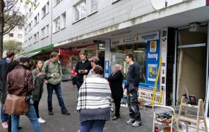 MieterInnen diskutieren über die Zustände in ihrem Haus. Kurz darauf eskalierte die Situation